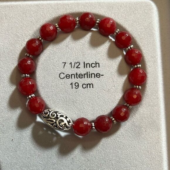 Handcrafted beaded bracelet with metal bead detail - Picture 3 of 3